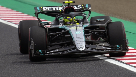 epa11262004 Mercedes driver Lewis Hamilton of Britain in action during the third practice session of the Formula 1 Japanese Grand Prix at the Suzuka International Racing Course in Suzuka, Japan, 06 April 2024. The 2024 Formula 1 Japanese Grand Prix is held on 07 April.  EPA/FRANCK ROBICHON