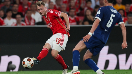 epa11273748 Benfica player Casper Tengstedt (L) in action against Olympique de Marseille Balerdi during the UEFA Europe League quarter-final first leg soccer match between Benfica and Olympique de Marseille held at Luz Stadium, in Lisbon, Portugal, 11 April 2024.  EPA/FILIPE AMORIM