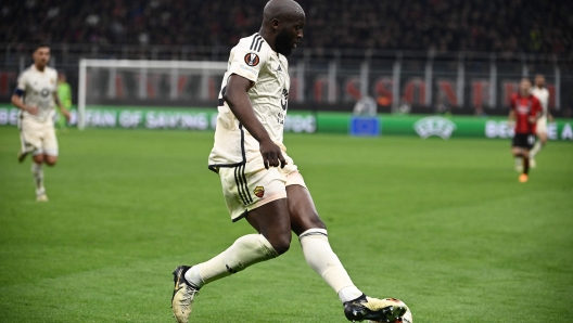 Roma's Belgian midfielder #90 Romelu Lukaku controls the ball during the UEFA Europa League football match between AC Milan and AS Roma at San Siro Stadium, in Milan on April 11, 2024. (Photo by Isabella BONOTTO / AFP)