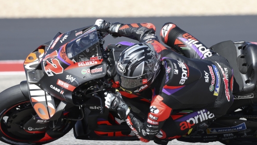 epa11275216 Spanish rider Maverick Vinales of the Aprilia Racing Team in action during the first free practice session of the MotoGP category for the Motorcycling Grand Prix of The Americas at the Circuit of The Americas in Austin, Texas, USA, 12 April 2024.  EPA/ADAM DAVIS