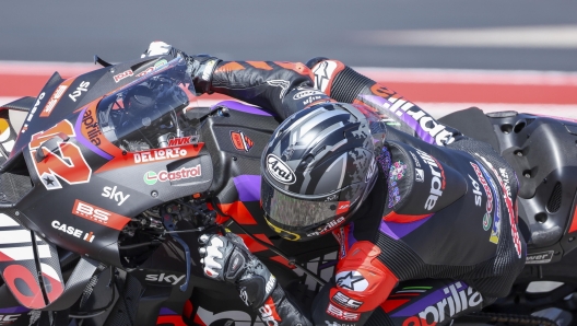 epa11275217 Spanish rider Maverick Vinales of the Aprilia Racing Team in action during the first free practice session of the MotoGP category for the Motorcycling Grand Prix of The Americas at the Circuit of The Americas in Austin, Texas, USA, 12 April 2024.  EPA/ADAM DAVIS