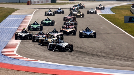 Mitch Evans, Jaguar TCS Racing, Jaguar I-TYPE 6, leads Jean-Eric Vergne, DS Penske, DS E-Tense FE23, and the rest of the field