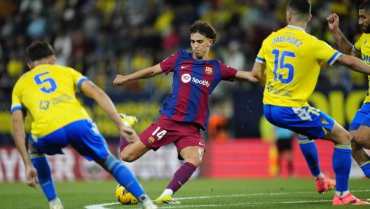 Barcelona's Joao Felix takes a shot during the Spanish La Liga soccer match between Cadiz and Barcelona in Cadiz, Spain, Saturday, April 13, 2024. (AP Photo/Jose Breton)