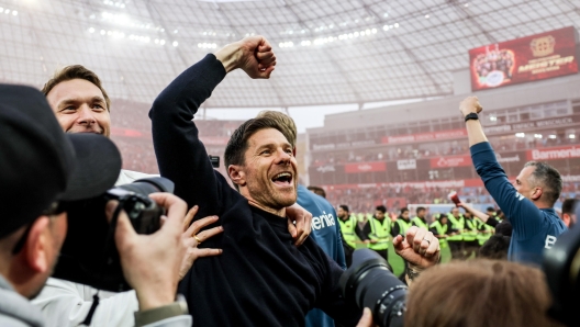 epa11278701 Leverkusen's head coach Xabi Alonso celebrates winning the German Bundesliga championship after the German Bundesliga soccer match between Bayer 04 Leverkusen and SV Werder Bremen in Leverkusen, Germany, 14 April 2024.  EPA/CHRISTOPHER NEUNDORF CONDITIONS - ATTENTION: The DFL regulations prohibit any use of photographs as image sequences and/or quasi-video.