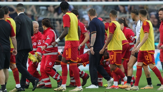 UDINE, ITALY - APRIL 14: Evan Ndicka of AS Roma injured and Daniele De Rossi manager of AS Roma during the Serie A TIM match between Udinese Calcio and AS Roma at Dacia Arena on April 14, 2024 in Udine, Italy.(Photo by Gabriele Maltinti/Getty Images)