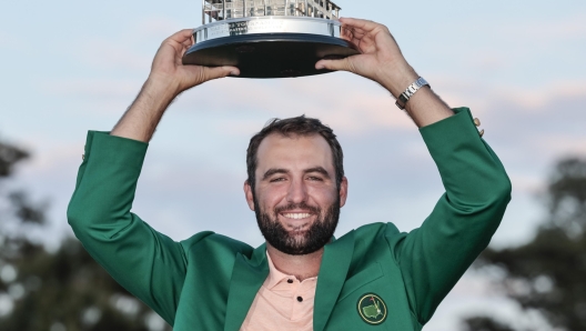 epaselect epa11279241 Golfer Scottie Scheffler of the US holds up his trophy after winning the Masters Tournament at the Augusta National Golf Club in Augusta, Georgia, USA, 14 April 2024. The Augusta National Golf Club held the Masters Tournament from 11 April through 14 April 2024.  EPA/JOHN G. MABANGLO