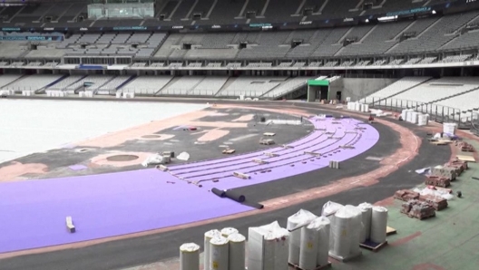 (LaPresse) La pista di atletica dello Stade de France, su cui si gareggerà alle prossime Olimpiadi di Parigi, sarà viola. Un colore assolutamente originale mai visto nella storia dei Giochi Olimpici. L'azienda italiana MONDO, che ha lavorato alla pista di Rio 2016 e a quella di Tokyo 2021, ha deciso quest'anno di realizzare una pista di atletica con una soluzione cromatica inedita. Per realizzare la pista di atletica saranno necessari 1.800 vasetti di colla a mano e oltre 1.000 rotoli di materiali di rivestimento. I lavori sono iniziati all'inizio di gennaio e dovrebbero concludersi entro la fine di maggio. Lo stadio sarà pronto per accogliere il primo evento di atletica leggera che si svolgerà nell'impianto il 2 agosto. I lavori di ristrutturazione dello Stade de France per le Olimpiadi di Parigi sono iniziati nel 2021 e tra le novità ci sono quasi 150 luci sportive che illuminano l'arena. 43 eventi di atletica, 160 eventi di paraatletica e due partite di rugby a sette si svolgeranno allo Stade de France durante i Giochi Olimpici, che si terranno dal 26 luglio all'11 agosto.