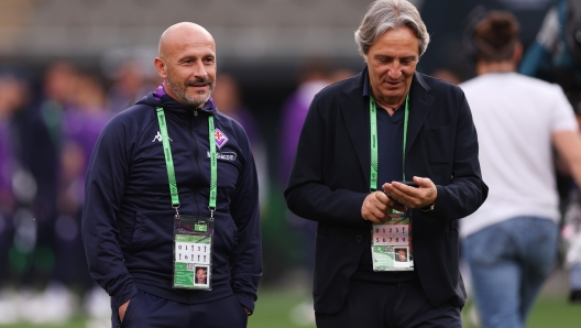 PRAGUE, CZECH REPUBLIC - JUNE 06: Vincenzo Italiano (L), Head Coach of ACF Fiorentina, and Alessandro Ferrari, Head of communication and external relations of ACF Fiorentina inspect the pitch ahead of the UEFA Europa Conference League 2022/23 final match between ACF Fiorentina and West Ham United FC at Eden Arena on June 06, 2023 in Prague, Czech Republic. (Photo by Richard Heathcote/Getty Images)