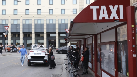 Taxi stazione di Bologna  - fotografo: Guido Calamosca / LaPresse