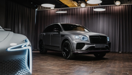 Bentley Bentayga accando alla concept Hopium ad idrogeno