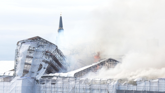 epa11281379 Flames and smoke rise from the old Stock Exchange (Boersen) in Copenhagen, Denmark, 16 April 2024. A violent fire broke out in the building which is under renovation on the morning of 16 April. The building was erected in the 1620s as a commercial building by King Christian IV and is located next to the Danish parliament.  EPA/Emil Helms DENMARK OUT