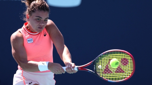 MIAMI GARDENS, FLORIDA - MARCH 24: Jasmine Paolini of Italy returns a shot against Emma Navarro during their match on Day 9 of the Miami Open at Hard Rock Stadium on March 24, 2024 in Miami Gardens, Florida.   Al Bello/Getty Images/AFP (Photo by AL BELLO / GETTY IMAGES NORTH AMERICA / Getty Images via AFP)