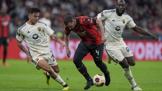 From left , Roma's Paulo Dybala, AC Milan's Ismael Bennacer and Roma's Romelu Lukaku fight for the ball during the Europa League quarterfinal first leg soccer match between AC Milan and Roma at the San Siro Stadium, in Milan, Italy, Thursday, April 11, 2024. (AP Photo/Antonio Calanni)