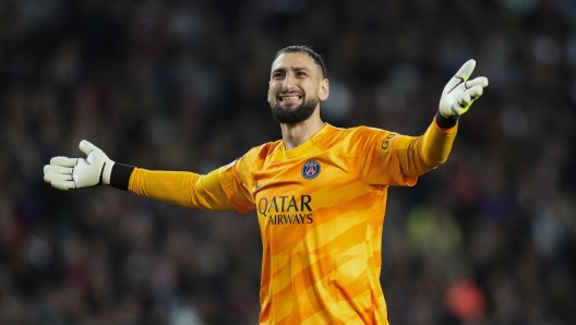 epa11283148 PSG's goalkeeper Gianluigi Donnarumma gestures during the UEFA Champions League quarter finals second leg soccer match between FC Barcelona and Paris Saint-Germain, in Barcelona, Spain, 16 April 2024.  EPA/Siu Wu