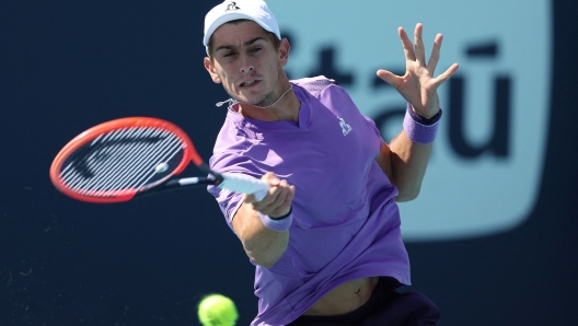 MIAMI GARDENS, FLORIDA - MARCH 26: Matteo Arnaldi of italy returns a shot against Tomas Machac of the Czech Republic during their match on day 11 of the Miami Open at Hard Rock Stadium on March 26, 2024 in Miami Gardens, Florida.   Al Bello/Getty Images/AFP (Photo by AL BELLO / GETTY IMAGES NORTH AMERICA / Getty Images via AFP)