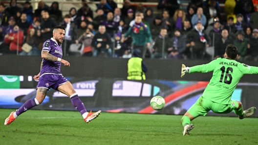 Fiorentina's defender Cristiano Biraghi scores during the UEFA Europa Conference League Quarter-finals 2nd leg soccer match between ACF Fiorentina and Viktoria Plzen at the at Artemio Franchi Stadium in Florence, Italy, 18 April 2024 ANSA/CLAUDIO GIOVANNINI