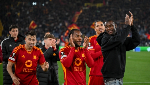 ROME, ITALY - APRIL 18:  AS Roma players celebrate the victory with Evan Ndicka after  the UEFA Europa League 2023/24 Quarter-Final second leg match between AS Roma and AC Milan at Stadio Olimpico on April 18, 2024 in Rome, Italy. (Photo by Fabio Rossi/AS Roma via Getty Images)