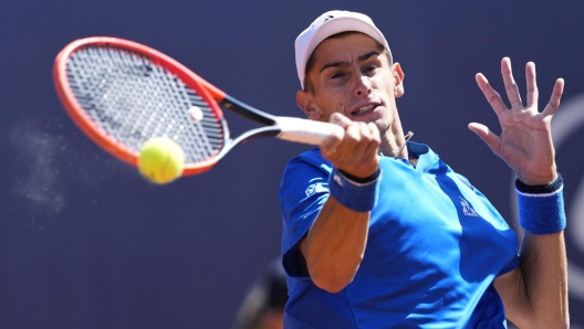 epa11288685 Matteo Arnaldi of Italy in action against Casper Ruud of Norway during their quarter final tennis match at the ATP Barcelona Open tennis tournament in Barcelona, Spain, 19 April 2024.  EPA/Alejandro Garcia