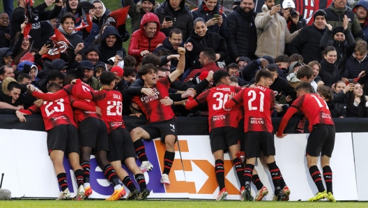 epa11289132 Milan's players celebrate scoring the 2-2 equalizer during the UEFA Youth League semi final match between FC Porto and AC Milan in Nyon, Switzerland, 19 April 2024.  EPA/SALVATORE DI NOLFI