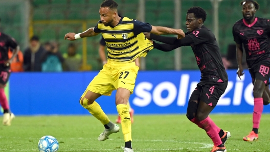 Foto Giovanni Isolino/LaPresse 19 Aprile 2024 Palermo, Italia - sport - calcio - Palermo vs Parma - Campionato di calcio Serie B 2023/2024 - Stadio Renzo Barbera. Nella foto:  AZEVEDO JUNIOR HERNANI   April 19, 2024 Palermo, Italy - sport - soccer - Palermo vs Parma - Italian Football Championship League B 2023/2024 - Renzo Barbera stadium. In the pic: AZEVEDO JUNIOR HERNANI