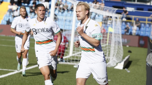 Foto Alberto Mariani/LaPresse   20 Aprile 2024 - Lecco, Italia - sport, calcio - Lecco  vs   Venezia - Campionato italiano di calcio Serie BKT 2023/2024 - Stadio Mario Rigamonti Ceppi. Nella foto:     Joel Pohjanpalo  esultanza goal 1-1  April  13, 2024 Lecco  Italy - sport, soccer - Lecco vs Reggiana - Italian Serie BKT Football Championship 2023/2024 - Stadio Mario Rigamonti Ceppi Stadium. In the pic: