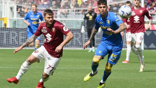 Torino's Karol linetty and Frosinone's Enzo Barrenechea in action during the italian Serie A soccer match Torino FC vs Frosinone Calcio at the Olimpico Grande Torino Stadium in Turin, Italy, 21 april 2024 ANSA/ALESSANDRO DI MARCO