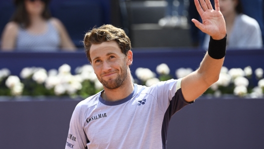 Norway's Casper Ruud celebrates beating Argentina's Tomas Etcheverry during the ATP Barcelona Open "Conde de Godo" tennis tournament singles match at the Real Club de Tenis in Barcelona, on April 20, 2024. (Photo by Josep LAGO / AFP)