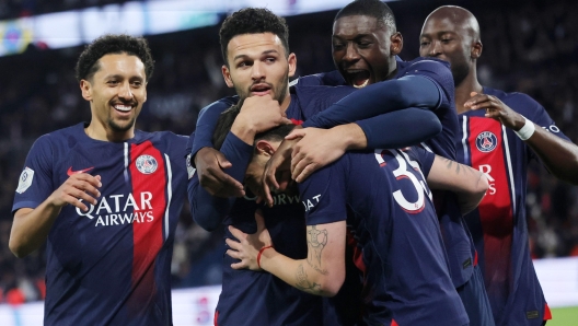 epa11292680 Paris Saint Germain's Lucas Beraldo (C) celebrates a goal with his team mates during  the French Ligue 1 soccer match between Paris Saint-Germain (PSG) and Olympique Lyonnais in Paris, France, 21 April 2024.  EPA/Teresa Suarez