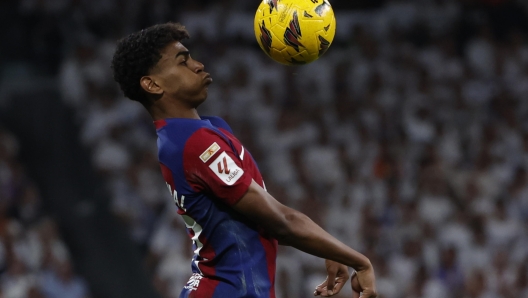 epa11292895 FC Barcelona's striker Lamine Yamal in action during the LaLiga soccer match between Real Madrid and FC Barcelona, at the Santiago Bernabeu stadium in Madrid, Spain, 21 April 2024.  EPA/Daniel Gonzalez