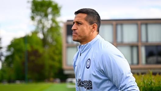 COMO, ITALY - APRIL 21: Alexis Sanchez of FC Internazionale in action during the FC Internazionale training session at the club's training ground Suning Training Center on April 21, 2024 in Como, Italy.  (Photo by Mattia Ozbot - Inter/Inter via Getty Images)