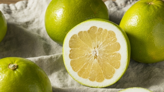 Pomelo: come si mangia, che gusto ha e quali sono proprietà e controindicazioni