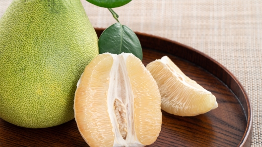 Pomelo: come si mangia, che gusto ha e quali sono proprietà e controindicazioni