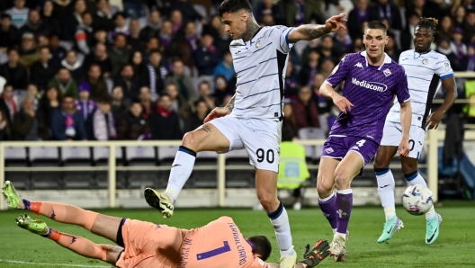 Atalanta's Gianluca Scamacca and Fiorentina’s goalkeeper Pietro Terracciano during the Coppa Italia Frecciarossa semi-final match between Fiorentina and Atalanta - Coppa Italia Frecciarossa at Artemio Franchi Stadium - Sport, Soccer - Florence, Italy - Wednesday April 3, 2024 (Photo by Massimo Paolone/LaPresse)