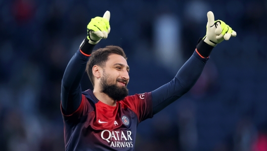 PARIS, FRANCE - APRIL 10: Gianluigi Donnarumma of Paris Saint-Germain gestures a thumbs-up during the warm up prior to the UEFA Champions League quarter-final first leg match between Paris Saint-Germain and FC Barcelona at Parc des Princes on April 10, 2024 in Paris, France. (Photo by Alex Pantling/Getty Images)