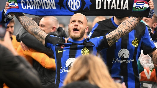 Il difensore dell'Inter Federico Dimarco festeggia la conquista dello scudetto allo stadio Meazza di Milano, 22 aprile 2024. ANSA/DANIEL DAL ZENNARO