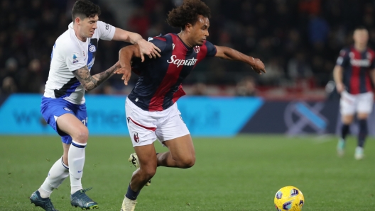 Joshua Zirkzee (Bologna f.c.)  competes for the ball with Alessandro Bastoni (Inter) during Serie A Tim match between Bologna and Inter FC - Serie A TIM at Renato Dall'Ara Stadium - Sport, Soccer - Bologna, Italy - Saturday March 9, 2024 (Photo by Michele Nucci/LaPresse)