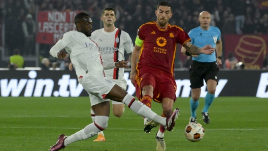 AC Milan's Fikayo Tomori Romaâs Lorenzo Pellegrini during the Uefa Europa League soccer  match between As Roma and Ac Milan at the Rome's Olympic stadium, Italy - Thursday , April 18,  2024.  Sport - Soccer  (Photo by Fabrizio Corradetti/LaPresse)