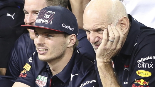 epa09639224 Dutch Formula One driver Max Verstappen (C) of Red Bull Racing and chief technical officer of Red Bull Racing Adrian Newey (R) react after winning the 2021 Formula One Grand Prix of Abu Dhabi at Yas Marina Circuit in Abu Dhabi, United Arab Emirates, 12 December 2021.  EPA/Ali Haider