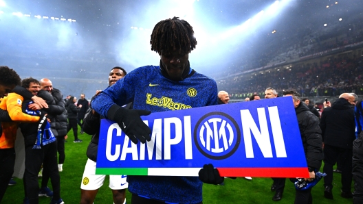 MILAN, ITALY - APRIL 22: Yann Bisseck of Inter celebrates after winning the Serie A Team Title after the Serie A TIM match between AC Milan and FC Internazionale at Stadio Giuseppe Meazza on April 22, 2024 in Milan, Italy. (Photo by Mattia Ozbot - Inter/Inter via Getty Images)