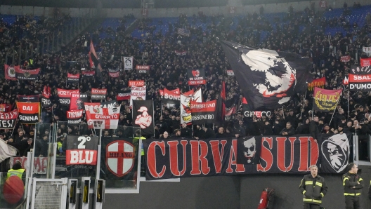 Foto Fabrizio Corradetti/LaPresse 01 Marzo 2024 Roma, Italia - SS Lazio vs AC Milan  - Campionato italiano di calcio Serie A TIM 2023/2024 - Stadio Olimpico. Nella foto: tifosi Milan  March 01, 2024 Rome, Italy - SS Lazio vs AC Milan - Italian Serie A Football Championship 2023/2024 - Olympic Stadium. In the photo: AC Mila supporters