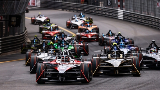 Pascal Wehrlein, TAG Heuer Porsche Formula E Team, Porsche 99X Electric Gen3, leads Stoffel Vandoorne, DS Penske, DS E-Tense FE23, at the start (Pascal Wehrlein, TAG Heuer Porsche Formula E Team, Porsche 99X Electric Gen3, leads Stoffel Vandoorne, DS