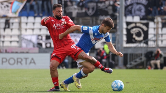 Foto Stefano Nicoli/LaPresse 27 Aprile 2024 Brescia, Italia - sport, calcio - Brescia vs Spezia  - Campionato di calcio Serie BKT 2023/2024 - Stadio Mario Rigamonti. Nella foto: Daniele Verde (Spezia Calcio) Matthieu Huard (Brescia Calcio)  April 27, 2024 Brescia, Italy - sport, soccer - Brescia vs Spezia- Italian Football Championship League BKT 2023/2024 - Mario Rigamonti stadium. In the pic: Daniele Verde (Spezia Calcio) Matthieu Huard (Brescia Calcio)