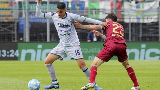 Foto Paola Garbuio/LaPresse  27 Aprile 2024 - Cittadella (pd), Italia - sport, calcio - Cittadella  vs  FeralpiSalo’ -Serie BKT 2023/2024  - Campionato italiano di calcio Serie BKT 2023/2024 - Stadio Pier Cesare Tombolato .Nella foto:  Luca Fiordilino(16 Feralpisalo’)Simone Branca (23 AS Cittadella) April  27, 2024 Cittadella (pd), Italy - sport, soccer - Cittadella  vs  FeralpiSalo’ -Serie BKT 2023/2024 i- Italian Serie BKT Football Championship 2023/2024 - Pier Cesare Tombolato Stadium. In the pic: Luca Fiordilino(16 Feralpisalo’)Simone Branca (23 AS Cittadella)