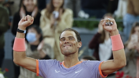 epa11305153 Rafael Nadal of Spain celebrates his win over Alex de Minaur of Australia following their second round tennis match at the Madrid Open tennis tournament, Madrid, Spain, 27 April 2024.  EPA/SERGIO PEREZ