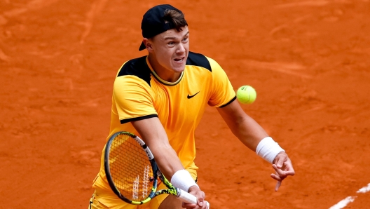 epa11306417 Holger Rune of Denmark in action against Tallon Griekpoor of Netherlands, during their round of 32 tennis match at the Madrid Open tennis tournament, Madrid, Spain, 28 April 2024.  EPA/DANIEL GONZALEZ