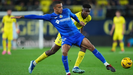 VILLARREAL, SPAIN - FEBRUARY 16: Mason Greenwood of Getafe CF controls the ball whilst under pressure from Yerson Mosquera of Villarreal CF during the LaLiga EA Sports match between Villarreal CF and Getafe CF at Estadio de la Ceramica on February 16, 2024 in Villarreal, Spain. (Photo by Alex Caparros/Getty Images)