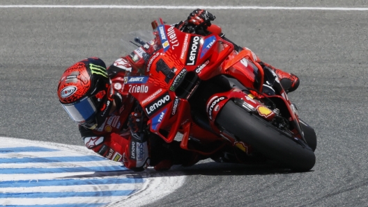 epa11306584 MotoGP Italian riders Francesco Bagnaia (Ducati Lenovo Team) during the Motorcycling Grand Prix of Spain at the Jerez-Angel Nieto circuit in Jerez de la Frontera (Cadiz), Spain, 28 April 2024.  EPA/JOSE MANUEL VIDAL