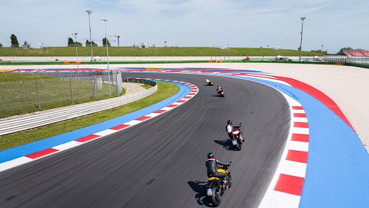 I piloti in pista durante la Track Experience