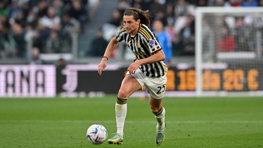 TURIN, ITALY - APRIL 27: Adrien Rabiot of Juventus runs with the ball during the Serie A TIM match between Juventus and AC Milan at Allianz Stadium on April 27, 2024 in Turin, Italy. (Photo by Chris Ricco - Juventus FC/Juventus FC via Getty Images)