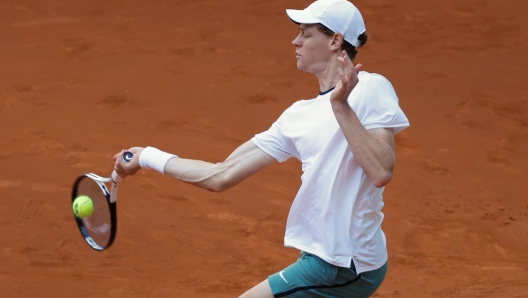 epa11310538 Jannik Sinner of Italy in action during his round of 16 match against Karen Khachanov of Russia at the Madrid Open tennis tournament in Madrid, Spain, 30 April 2024.  EPA/JUANJO MARTIN